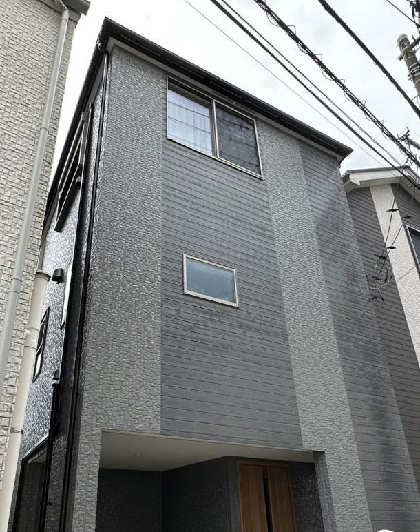 神奈川県横浜市S様邸の外壁塗装施工事例。PX-732のホワイトカラーで仕上げた清潔感のある外壁。