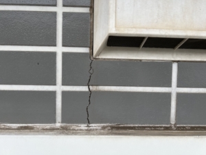 【神奈川・横浜版】外壁のクラックとは？原因や補修材、火災保険の適用範囲も紹介！