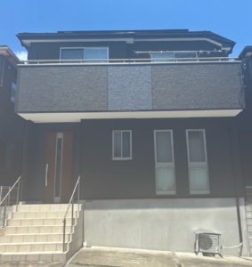 神奈川県相模原市在住K様の外壁塗装施工事例。 ブラック×ネイビーの差し色を使用した塗装。After