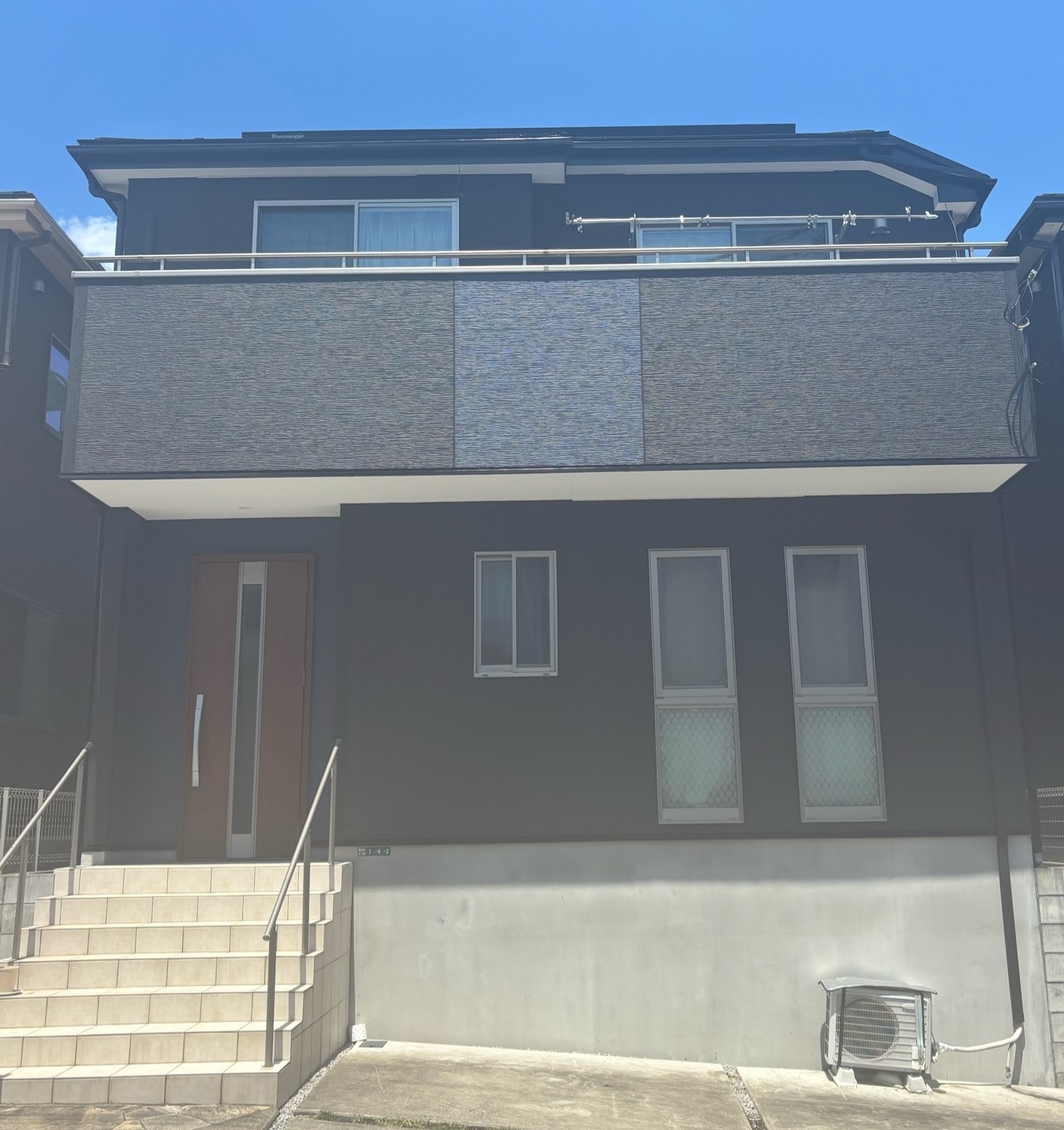 神奈川県相模原市在住K様の外壁塗装施工事例。 ブラック×ネイビーの差し色を使用した塗装。After