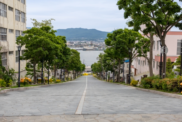 神戸市の坂道沿いでも外壁塗装はできる？立地特性を踏まえたRESIAの対応7選を紹介！