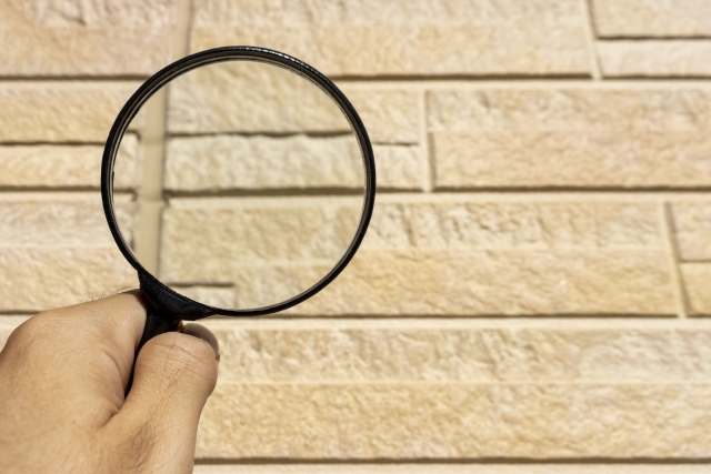 外壁の剥がれや浮きの相談の目安