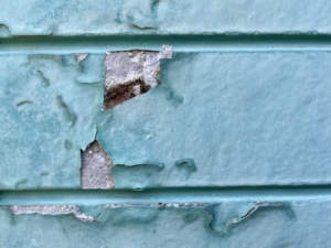 【放置注意】外壁の剥がれや浮きは危険？原因や相談の目安、応急対応を紹介！